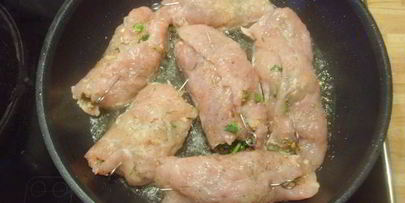 куриные рулеты под манговым соусом с брусками поленты