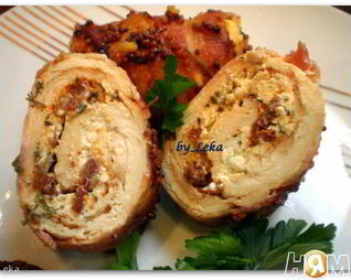 Куриные рулеты с творогом в беконе