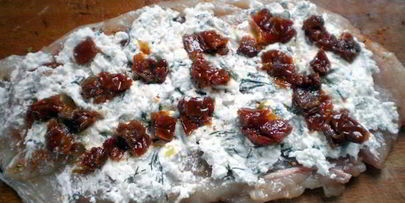 куриные рулеты с творогом в беконе