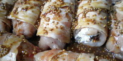 куриные рулеты с творогом в беконе