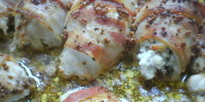 куриные рулеты с творогом в беконе