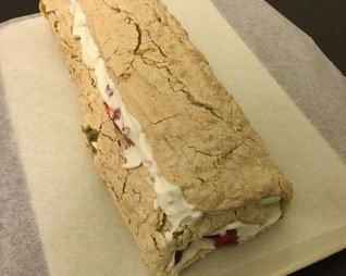 Меренговый фисташковый рулет с маскарпоне и малиной