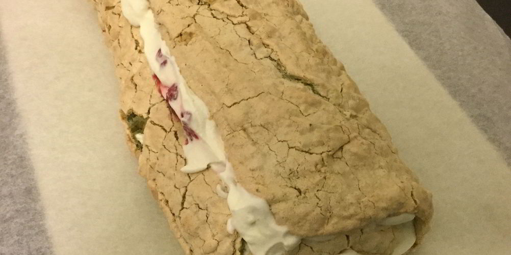 Рецепт меренговый фисташковый рулет с маскарпоне и малиной