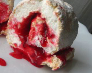 Меренговый рулет с клюквенным соусом-начинкой