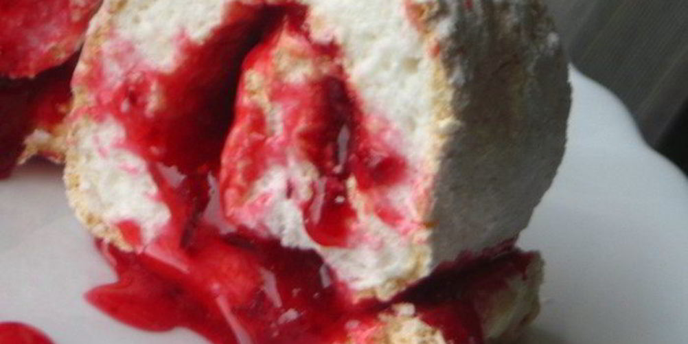 Рецепт меренговый рулет с клюквенным соусом-начинкой