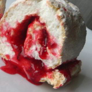 Меренговый рулет с клюквенным соусом-начинкой