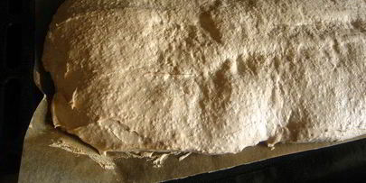 меренговый рулет с клюквенным соусом-начинкой