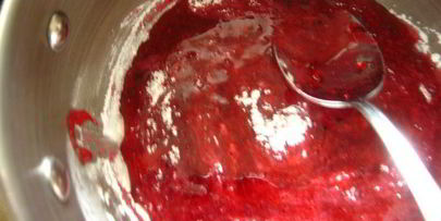 меренговый рулет с клюквенным соусом-начинкой