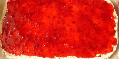 меренговый рулет с клюквенным соусом-начинкой