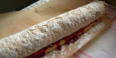 меренговый рулет с клюквенным соусом-начинкой