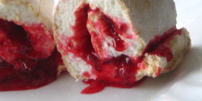 меренговый рулет с клюквенным соусом-начинкой