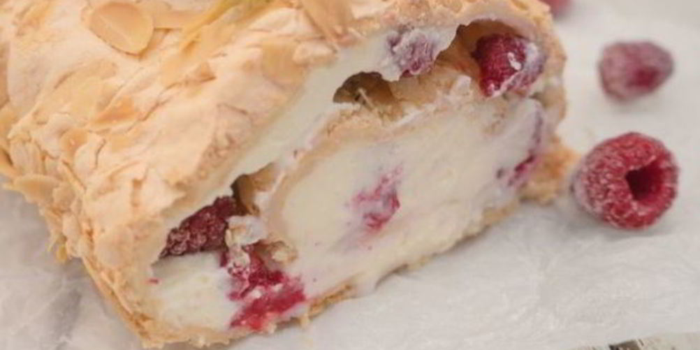 Рецепт меренговый рулет с малиной