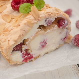 Меренговый рулет с малиной