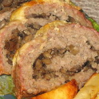 Мясной рулет с грибной начинкой