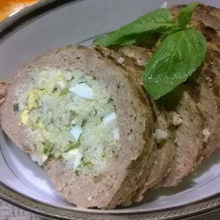 Мясной рулет с рисом и яйцами
