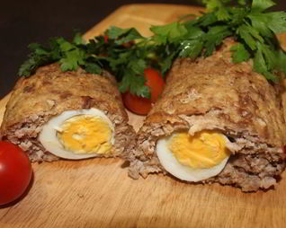 Мясной рулет с яйцами