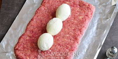 мясной рулет с яйцом в духовке