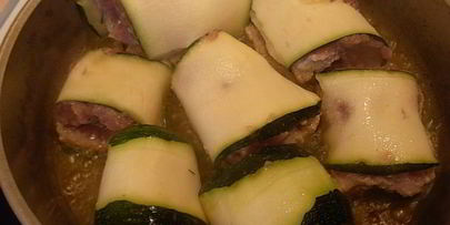 мясные рулетики с соусом из винограда