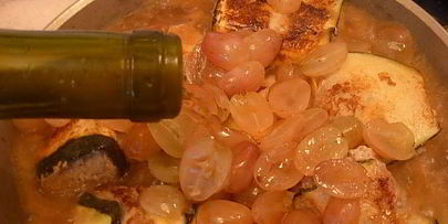 мясные рулетики с соусом из винограда