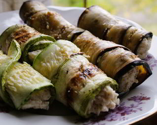 Нежные рулетики с моцареллой из баклажана и цукини