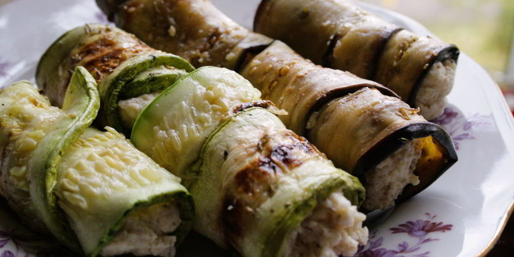 Рецепт нежные рулетики с моцареллой из баклажана и цукини