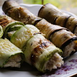 Нежные рулетики с моцареллой из баклажана и цукини