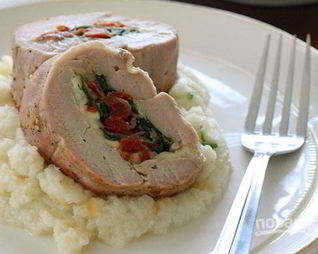 Праздничный рулет из свинины с начинкой