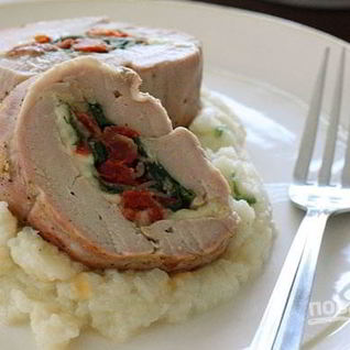 Праздничный рулет из свинины с начинкой