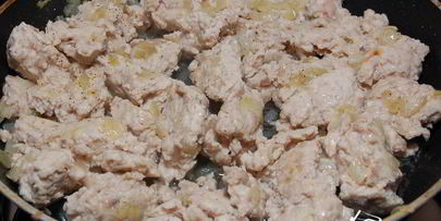 рулет из курицы с шампиньонами и грецкими орехами