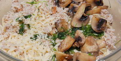 рулет из курицы с шампиньонами и грецкими орехами