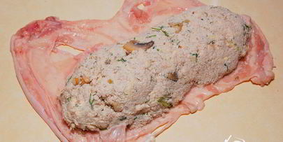 рулет из курицы с шампиньонами и грецкими орехами