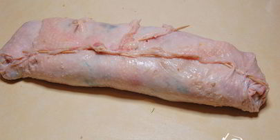 рулет из курицы с шампиньонами и грецкими орехами