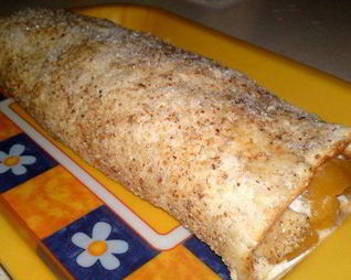 Рулет из меренги с абрикосами и миндалем