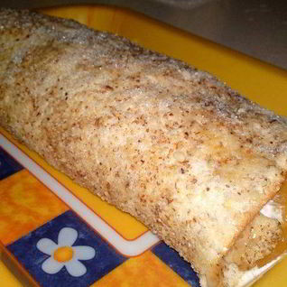 Рулет из меренги с абрикосами и миндалем