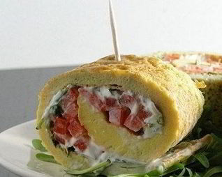 Рулет из омлета, перца и сливочного сыра