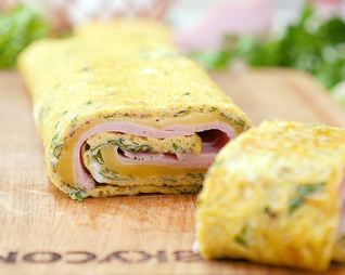 Рулет из омлета с ветчиной
