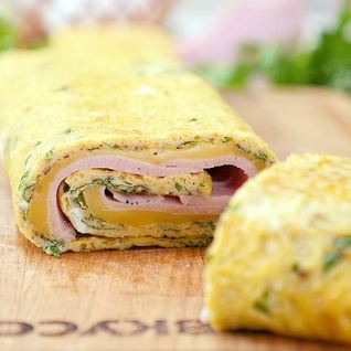 Рулет из омлета с ветчиной