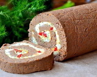 Рулет из отварной печени с пикантной начинкой