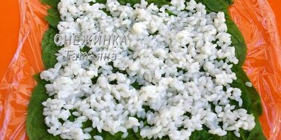 рулет из шпината с рисом и морепродуктами