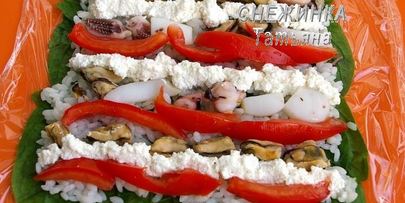 рулет из шпината с рисом и морепродуктами