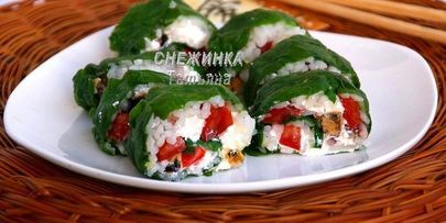 рулет из шпината с рисом и морепродуктами