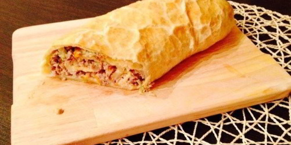 Рецепт рулета иза слоеного тест с фаршема