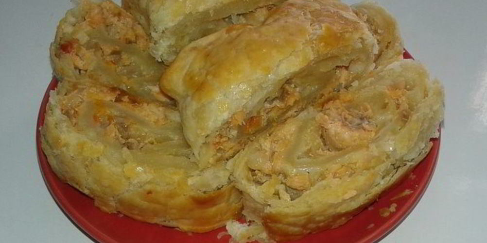 Рецепт рулет из слоеного теста с красной рыбой