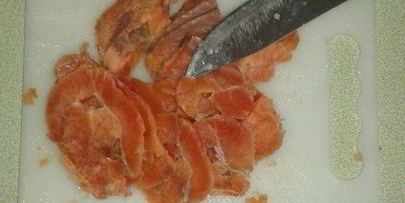 рулет из слоеного теста с красной рыбой