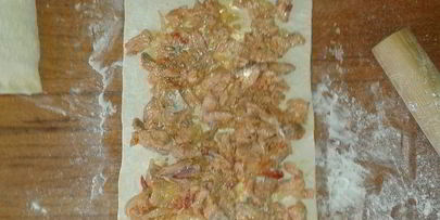 рулет из слоеного теста с красной рыбой