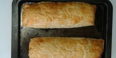 рулет из слоеного теста с красной рыбой