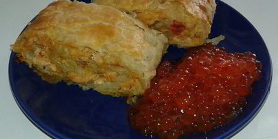 рулет из слоеного теста с красной рыбой