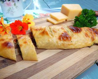 Рулет из слоеного теста с сыром