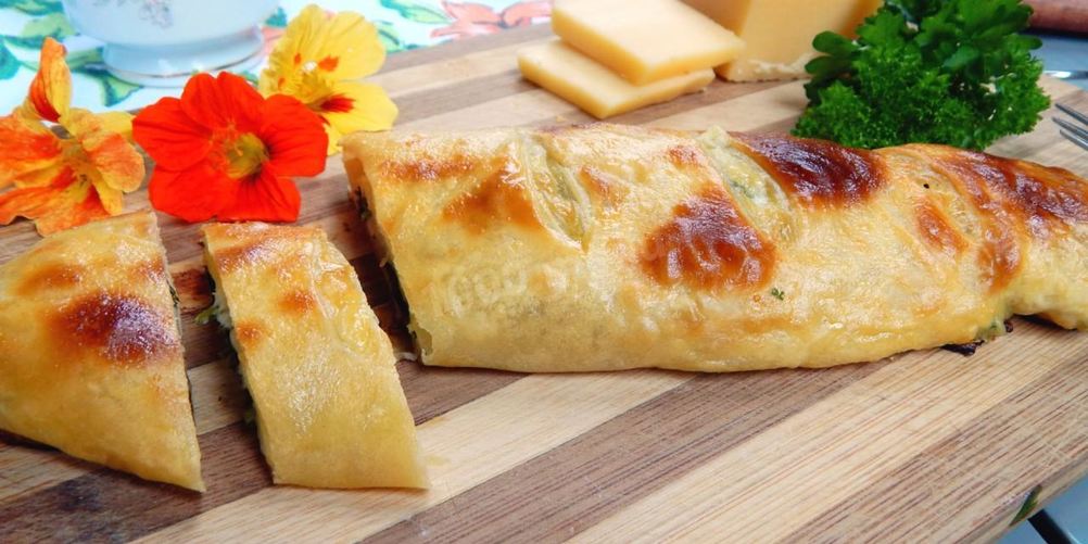 Рецепт рулет из слоеного теста с сыром