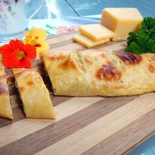 Рулет из слоеного теста с сыром